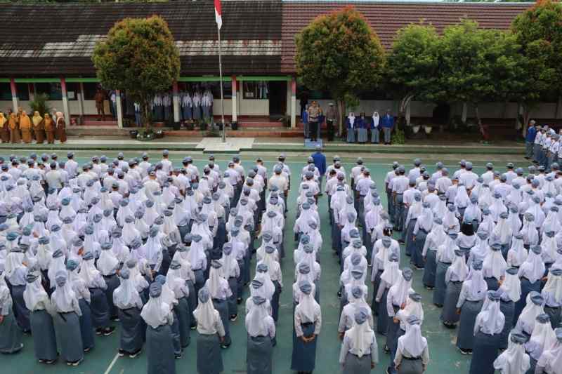 Kapolres Tanggamus Inspektur Upacara di SMAN 1 Kota Agung, Ini Pesannya ? Kapolres Tanggamus Inspektur Upacara di SMAN 1 Kota Agung, Ini Pesannya ?