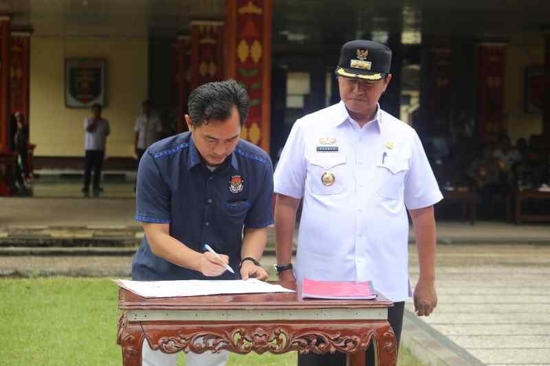 Pj. Bupati Nukman Tandatangani Berita Acara Serah Terima 2.294 Anggota Linmas dengan KPU Pj. Bupati Nukman Tandatangani Berita Acara Serah Terima 2.294 Anggota Linmas dengan KPU