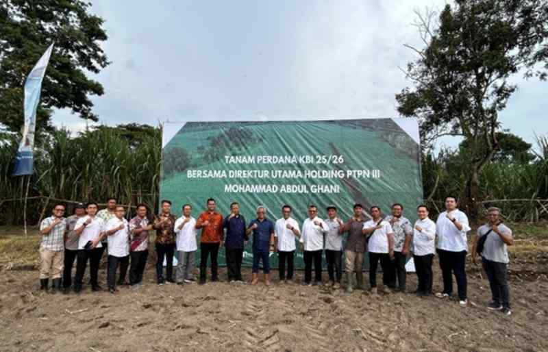 Kunjungan Kerja dan Tanam Perdana Dirut Holding PTPN III (Persero) ke PTPN I Regional 4 Kunjungan Kerja dan Tanam Perdana Dirut Holding PTPN III (Persero) ke PTPN I Regional 4