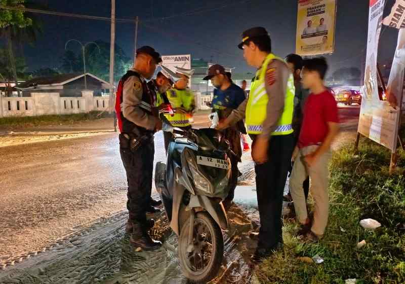 Sat Samapta bersama Polsek Perdagangan Gencarkan Patroli Dialogis Menjelang Pemilu 2024 Sat Samapta bersama Polsek Perdagangan Gencarkan Patroli Dialogis Menjelang Pemilu 2024