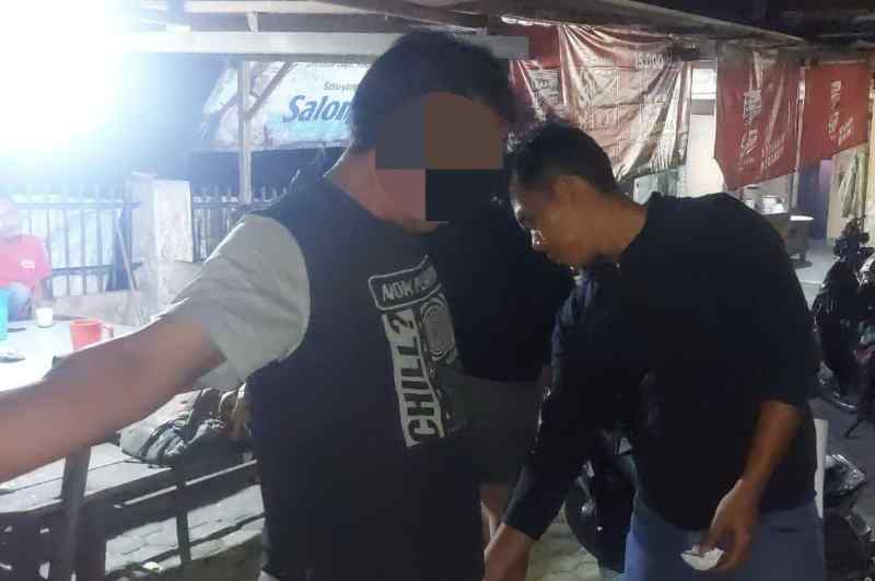 Pria Paruh Baya Diciduk karena Simpan Ganja di Saku Celana Pria Paruh Baya Diciduk karena Simpan Ganja di Saku Celana