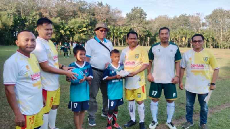 Bupati Sergai Berikan Sepatu Bola Anak Yatim yang Bermimpi Menjadi Pemain Nasional Bupati Sergai Berikan Sepatu Bola Anak Yatim yang Bermimpi Menjadi Pemain Nasional