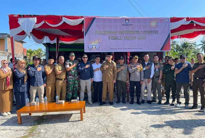Bupati Lepas Logistik KPUD untuk 32 TPS Daerah Sulit Bupati Lepas Logistik KPUD untuk 32 TPS Daerah Sulit