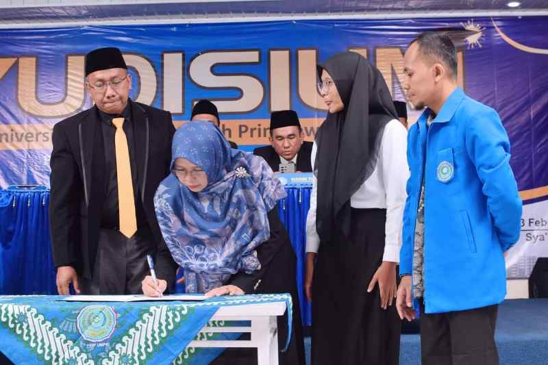 Putri Dinda Lestari Mahasiswa Terbaik Yudisium Periode Ketiga UMPRI Putri Dinda Lestari Mahasiswa Terbaik Yudisium Periode Ketiga UMPRI