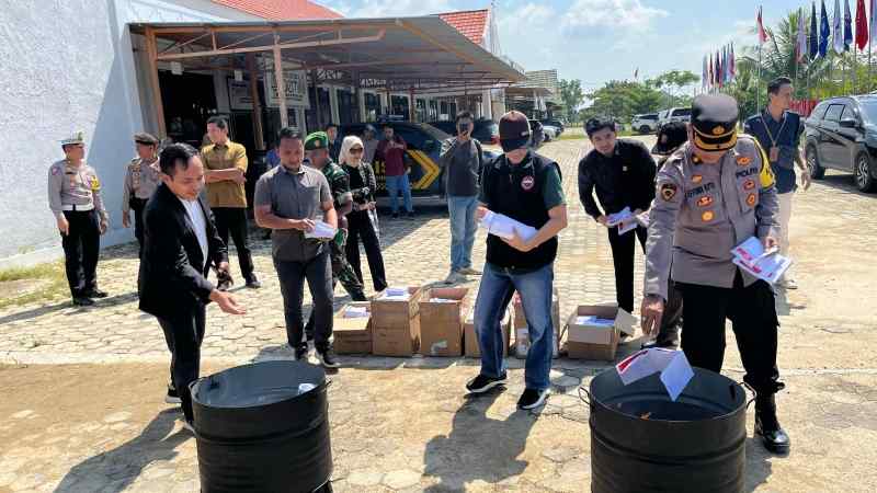 Wakapolres Pringsewu Hadiri Pemusnahan Kelebihan Surat Suara Pemilu 2024 Wakapolres Pringsewu Hadiri Pemusnahan Kelebihan Surat Suara Pemilu 2024