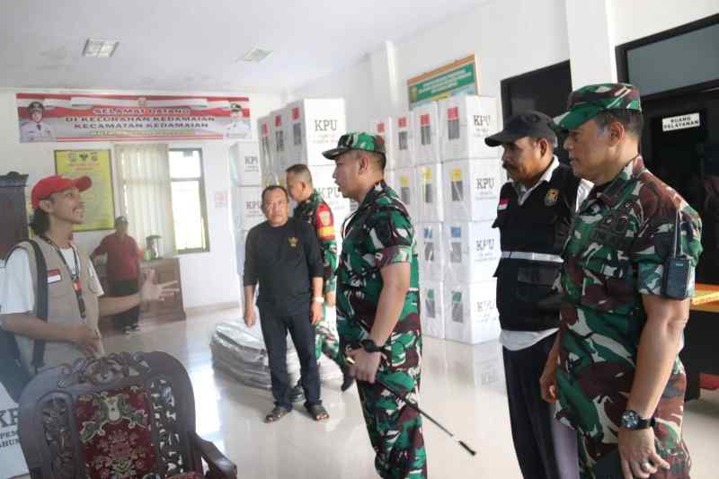 Pastikan Tidak Ada Kendala, Dandim Patroli Cek Kesiapan TPS Jelang Pencoblosan Pastikan Tidak Ada Kendala, Dandim Patroli Cek Kesiapan TPS Jelang Pencoblosan