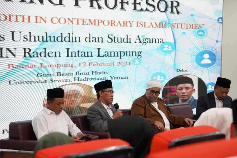 Guru Besar Ilmu Hadis dari Yaman Hadiri Visiting Lecture UIN Raden Intan Guru Besar Ilmu Hadis dari Yaman Hadiri Visiting Lecture UIN Raden Intan