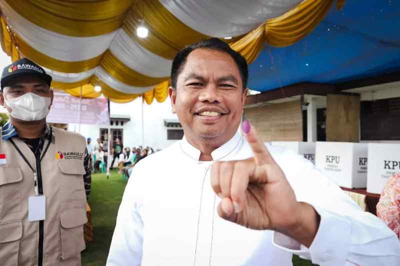 Bupati Darma dan Wabup Adlin Gunakan Hak Suara, Antusiasme Tinggi dalam Pesta Demokrasi Bupati Darma dan Wabup Adlin Gunakan Hak Suara, Antusiasme Tinggi dalam Pesta Demokrasi