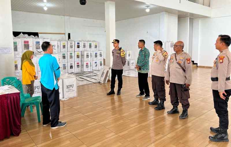 Kapolres Monitoring Gudang Logistik Pemilu di PPK Kaur Selatan dan Tetap Kapolres Monitoring Gudang Logistik Pemilu di PPK Kaur Selatan dan Tetap