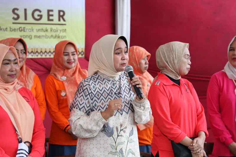 Ibu Riana Sari Salurkan Bantuan Sembako Program Siger Berbagi kepada Masyarakat Langkapura Ibu Riana Sari Salurkan Bantuan Sembako Program Siger Berbagi kepada Masyarakat Langkapura