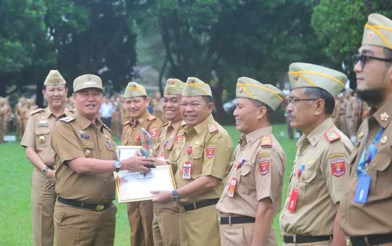 Pj. Bupati Nukman Serahkan Penghargaan Laporan Capaian Kinerja Penyerapan Anggaran Pj. Bupati Nukman Serahkan Penghargaan Laporan Capaian Kinerja Penyerapan Anggaran
