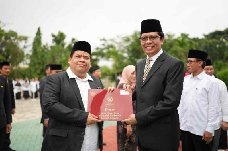 38 ASN UIN RIL Terima Tanda Kehormatan Satyalancana Karya Satya 38 ASN UIN RIL Terima Tanda Kehormatan Satyalancana Karya Satya