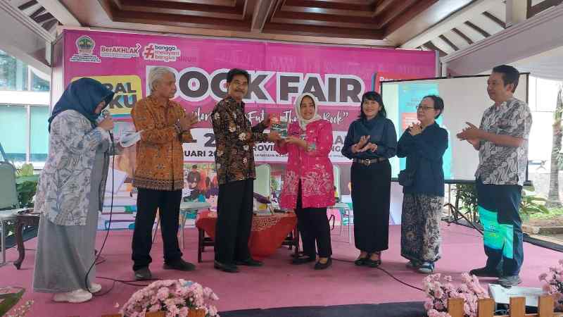 Satupena Gandeng Dinarpus Jateng Gelar Peluncuran dan Bedah Buku Antologi Esai Lingkungan Satupena Gandeng Dinarpus Jateng Gelar Peluncuran dan Bedah Buku Antologi Esai Lingkungan