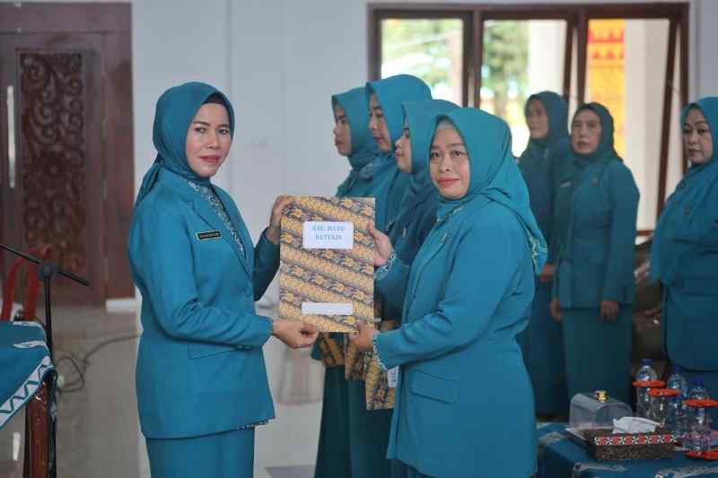 Ny. Zelda Naturi Nukman Lantik Ketua TP PKK Kecamatan Wilayah Lampung Barat Ny. Zelda Naturi Nukman Lantik Ketua TP PKK Kecamatan Wilayah Lampung Barat
