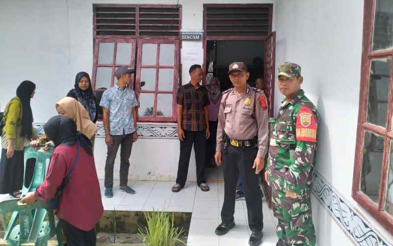 Polsek Bangun dan Personel TNI Amankan Rapat Pleno PPK di Gunung Malela Polsek Bangun dan Personel TNI Amankan Rapat Pleno PPK di Gunung Malela
