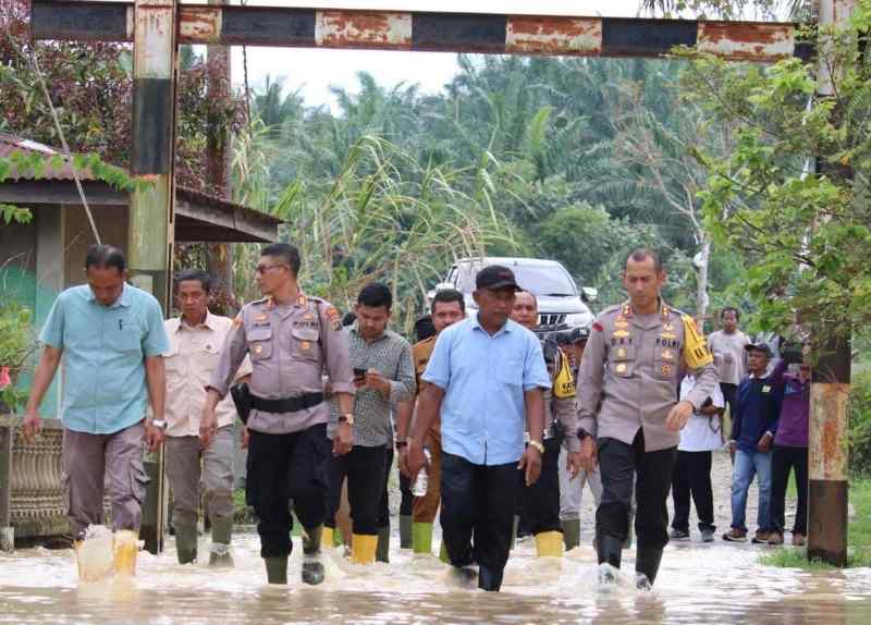 Kapolres Sergai Tinjau Lokasi Banjir di Desa Bukit Cermin Kapolres Sergai Tinjau Lokasi Banjir di Desa Bukit Cermin
