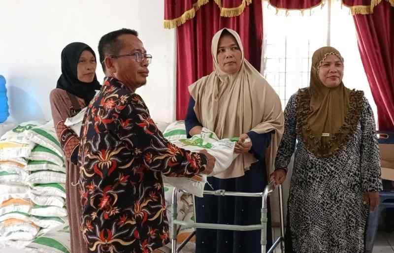 Penyaluran Bantuan Beras Desa Penggalangan Sesuai Prosedur Pemerintah Pusat Penyaluran Bantuan Beras Desa Penggalangan Sesuai Prosedur Pemerintah Pusat