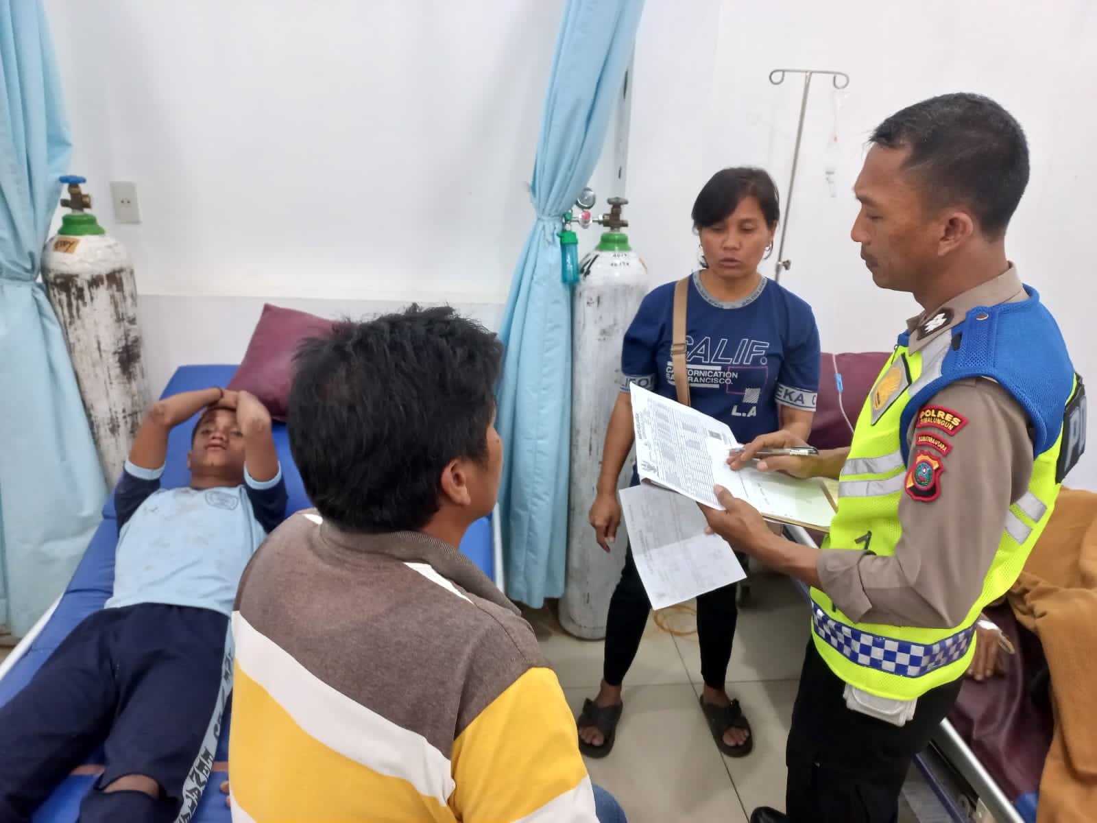 Mobil Angkutan Penumpang Terbalik, 6 Orang Pelajar Luka-luka Mobil Angkutan Penumpang Terbalik, 6 Orang Pelajar Luka-luka