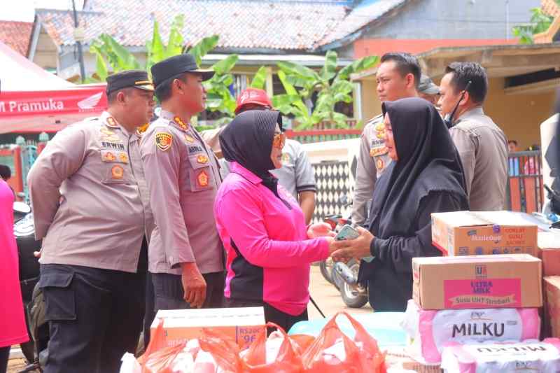 Polda Lampung, Berjibaku Membantu Korban Banjir Polda Lampung, Berjibaku Membantu Korban Banjir