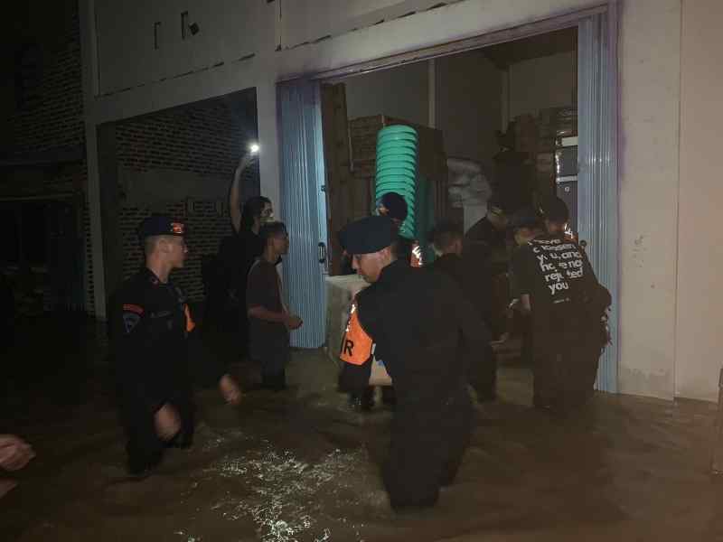 Brimob Polda Lampung Respon Cepat Membantu Korban Banjir Brimob Polda Lampung Respon Cepat Membantu Korban Banjir