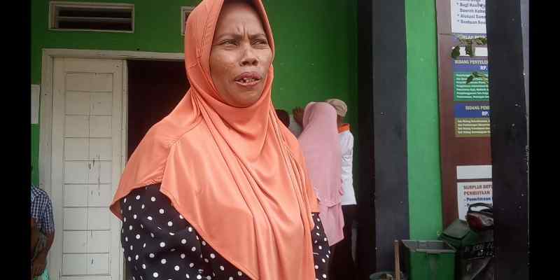 Warga Desa Sukadadi Senang Mendapat Bantuan Beras dari Pemerintah Warga Desa Sukadadi Senang Mendapat Bantuan Beras dari Pemerintah