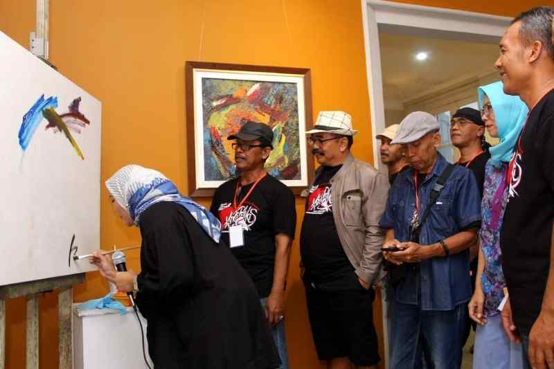 Pameran Lukisan Bersama “In Flux” Dibuka, Merajut Silaturahmi Merayakan Dunia Seni Rupa Pameran Lukisan Bersama “In Flux” Dibuka, Merajut Silaturahmi Merayakan Dunia Seni Rupa