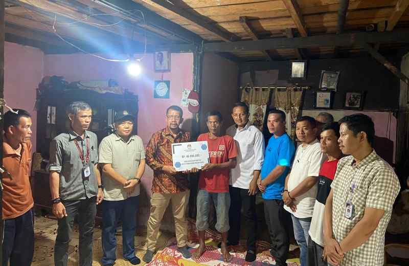 KPUD dan Kapolres Beri Santunan Keluarga KPPS yang Meninggal Dunia KPUD dan Kapolres Beri Santunan Keluarga KPPS yang Meninggal Dunia