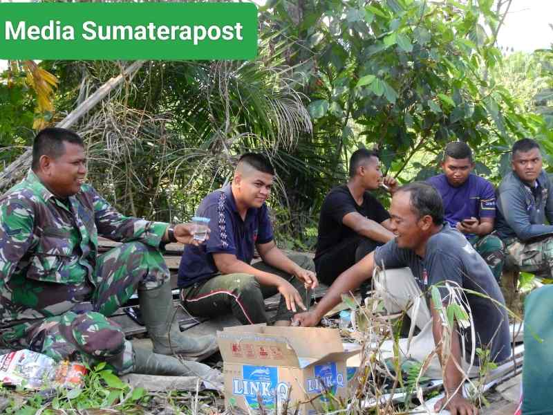 Disela-sela Kegiatan Istirahat, Anggota Satgas TMMD Bersenda Gurau Bersama Masyarakat Disela-sela Kegiatan Istirahat, Anggota Satgas TMMD Bersenda Gurau Bersama Masyarakat