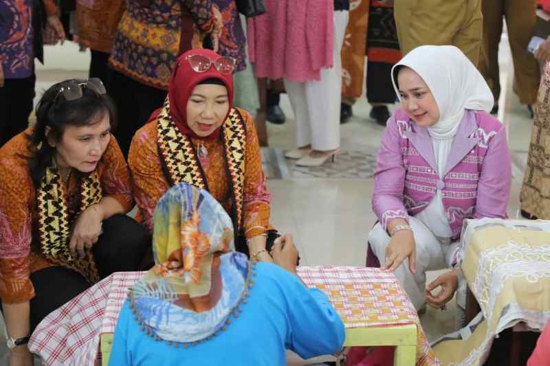 Ibu Riana Sari Terima Kunjungan Penasihat DWP Kementerian Kelautan dan Perikanan Ernawati Trenggono Ibu Riana Sari Terima Kunjungan Penasihat DWP Kementerian Kelautan dan Perikanan Ernawati Trenggono