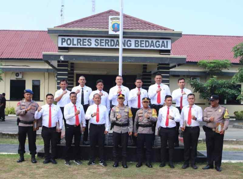 Kapolres Sergai Berikan Penghargaan Prestasi Sebagai Motivasi Personel Kapolres Sergai Berikan Penghargaan Prestasi Sebagai Motivasi Personel