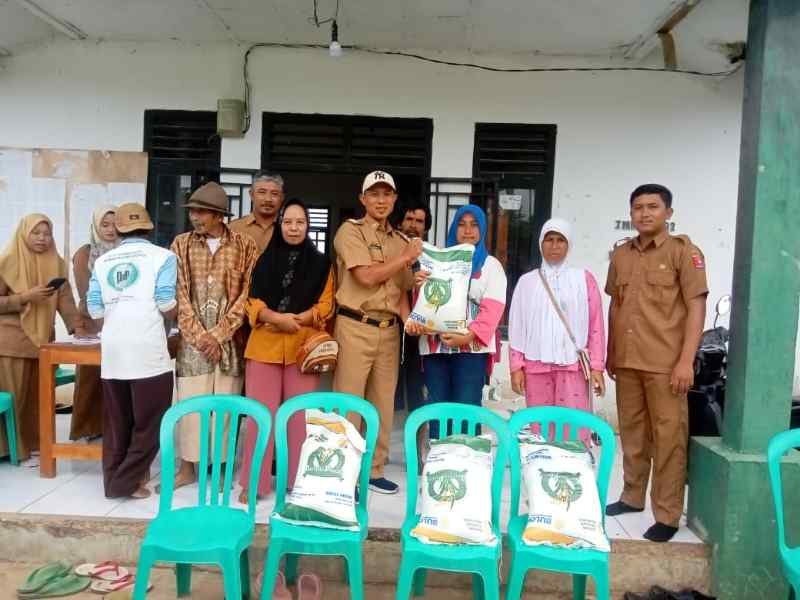 Pemkab Lambar Segera Salurkan Bantuan Beras CPP Sebanyak 10 Kg oleh Perum Bulog Pemkab Lambar Segera Salurkan Bantuan Beras CPP Sebanyak 10 Kg oleh Perum Bulog