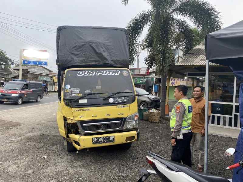 Satu Tewas Tiga Luka-luka Akibat Terlibat Kecelakaan di Pringsewu Lampung Satu Tewas Tiga Luka-luka Akibat Terlibat Kecelakaan di Pringsewu Lampung