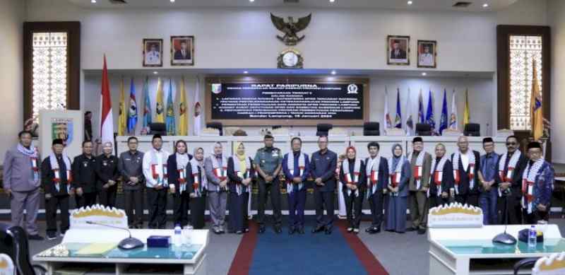 Kenakan Syal Palestina, DPRD Provinsi Lampung Menggelar Rapat Paripurna Kenakan Syal Palestina, DPRD Provinsi Lampung Menggelar Rapat Paripurna