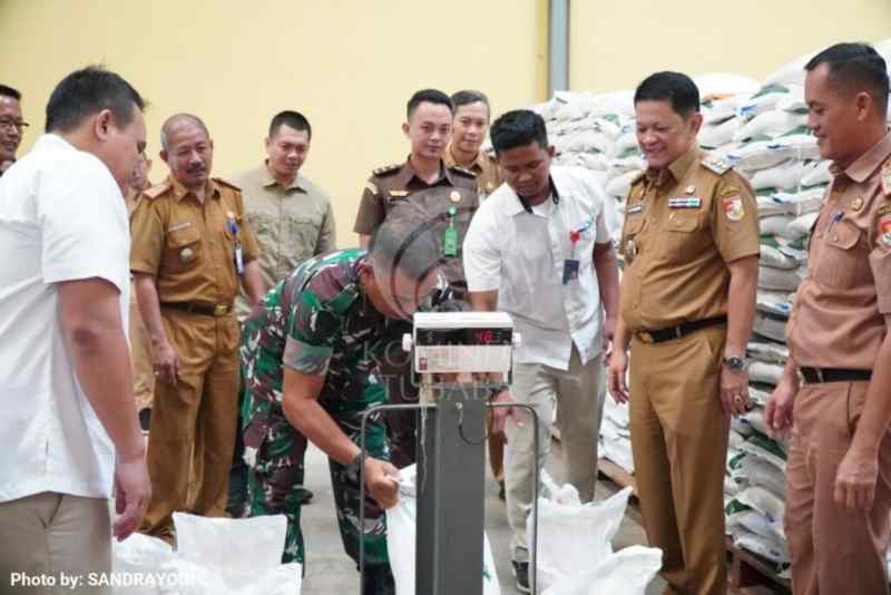 Pj Bupati M Firsada Lepas Bantuan Pangan Cadangan Beras Pemerintah Tahap III Pj Bupati M Firsada Lepas Bantuan Pangan Cadangan Beras Pemerintah Tahap III