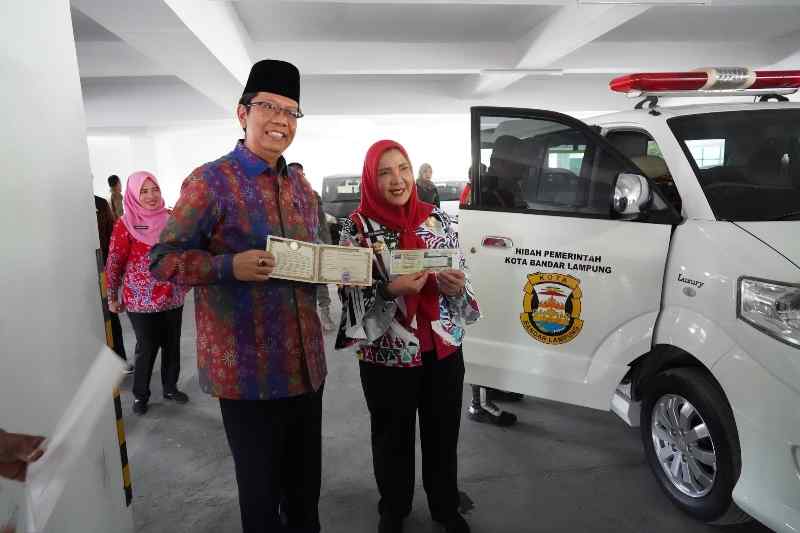 Rektor UIN RIL Terima Hibah 1 Unit Ambulans dari Walikota Bandar Lampung Rektor UIN RIL Terima Hibah 1 Unit Ambulans dari Walikota Bandar Lampung