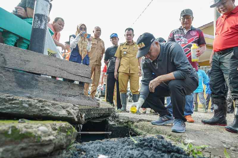 Pj Bupati Apriyadi Imbau Camat Hingga Kades Gencarkan Jumat Bersih Pj Bupati Apriyadi Imbau Camat Hingga Kades Gencarkan Jumat Bersih