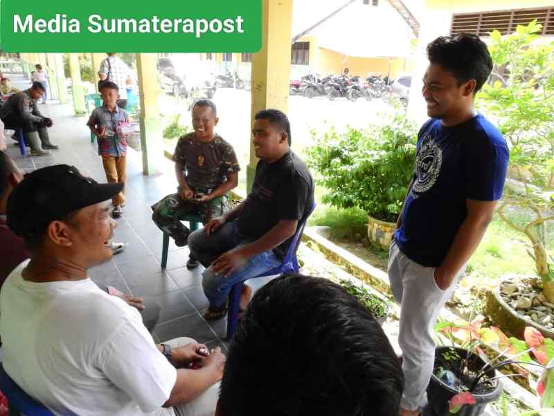 Anggota Satgas TMMD ke 119 Hilangkan Letih Bersenda Gurau dengan Warga Anggota Satgas TMMD ke 119 Hilangkan Letih Bersenda Gurau dengan Warga