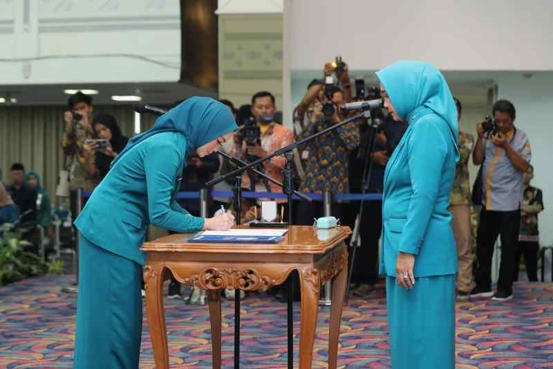 Ibu Riana Sari Lantik Agnesia B Rurianti sebagai Pj Ketua TP PKK dan Dekranasda Pringsewu Ibu Riana Sari Lantik Agnesia B Rurianti sebagai Pj Ketua TP PKK dan Dekranasda Pringsewu