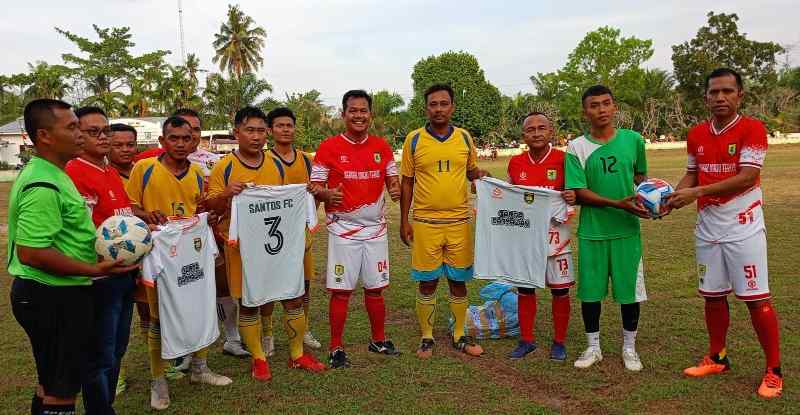 Dua Tim Sepakbola Dapat Bantuan Jersey dan Bola Dari Darma Wijaya Dua Tim Sepakbola Dapat Bantuan Jersey dan Bola Dari Darma Wijaya