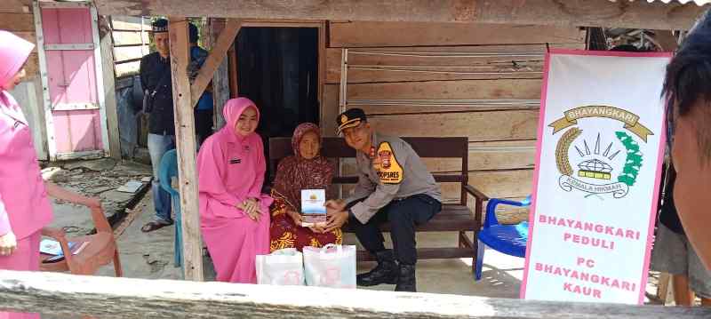 Kapolres Kaur Sambangi Ibu Lansia Korban Kejahatan Hipnotis Kapolres Kaur Sambangi Ibu Lansia Korban Kejahatan Hipnotis