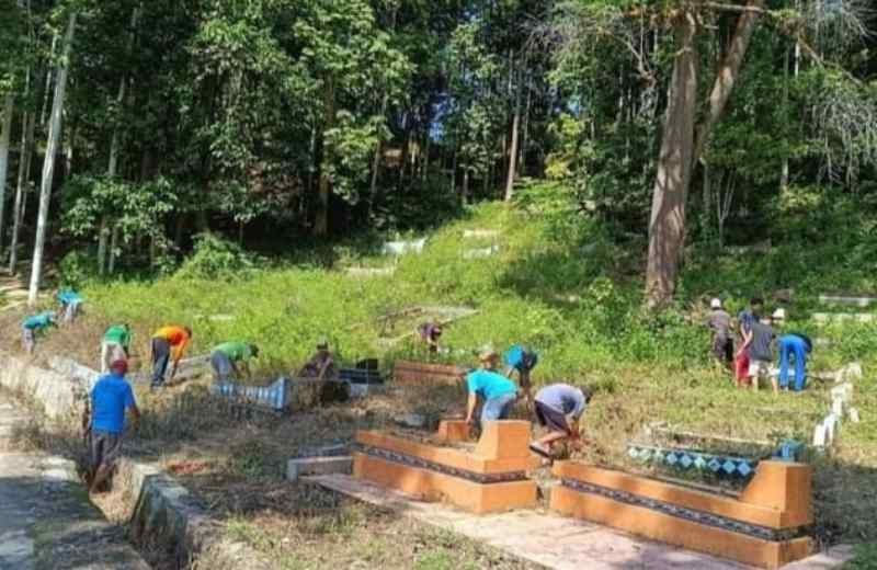 Jelang Bulan Suci Ramadhan, Pemerintah Pekon Gunung Kemala Membersihkan Makam Jelang Bulan Suci Ramadhan, Pemerintah Pekon Gunung Kemala Membersihkan Makam