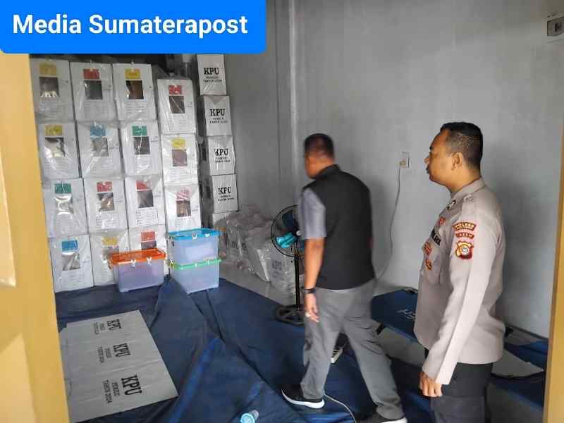 Personil Polres Pengamanan dan Pengecekan Gudang KIP Kab. Aceh Tamiang Personil Polres Pengamanan dan Pengecekan Gudang KIP Kab. Aceh Tamiang