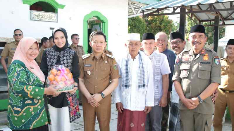 Hari Pertama Tugas di Pringsewu, Pj Bupati Marindo Jiaroh Ke Makam KH. Gholib Hari Pertama Tugas di Pringsewu, Pj Bupati Marindo Jiaroh Ke Makam KH. Gholib