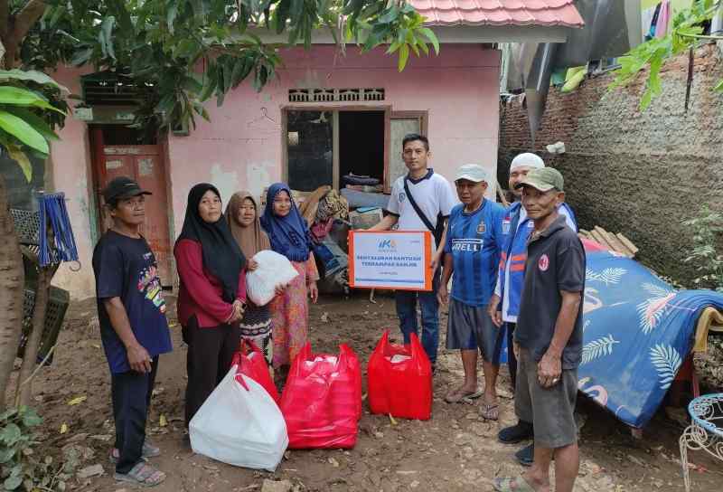Kolaborasi, IKA DJ dan DT Peduli Beri Bantuan ke Warga Dampak Banjir Kolaborasi, IKA DJ dan DT Peduli Beri Bantuan ke Warga Dampak Banjir