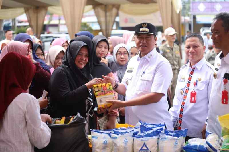 Pj. Bupati Drs. Nukman Mendukung Gerakan Pangan Murah Menjelang Bulan Ramadhan 1445 H Pj. Bupati Drs. Nukman Mendukung Gerakan Pangan Murah Menjelang Bulan Ramadhan 1445 H