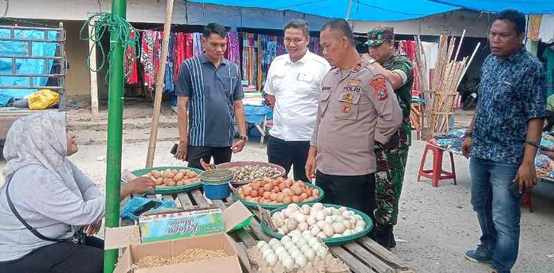 Kapolsek Teluk Mengkudu Monitoring Ketersediaan Sembako dan Harga di Pasar Rakyat Sialang Buah Kapolsek Teluk Mengkudu Monitoring Ketersediaan Sembako dan Harga di Pasar Rakyat Sialang Buah