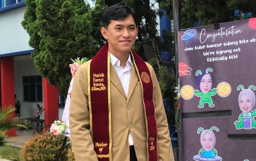 Pertahankan Tesis di Depan Dua Doktor Penguji, Pimpred Predikatnews Raih Nilai A Pertahankan Tesis di Depan Dua Doktor Penguji, Pimpred Predikatnews Raih Nilai A