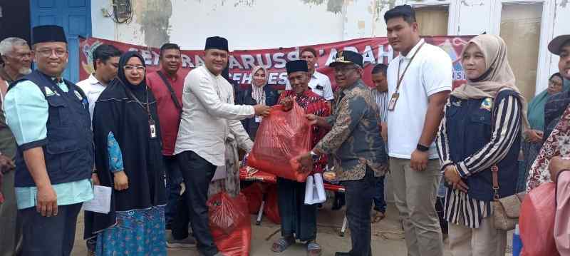 Pj Bupati Aceh Utara Serahkan Bansos Kepada 350 Lansia dan Disabilitas Pj Bupati Aceh Utara Serahkan Bansos Kepada 350 Lansia dan Disabilitas