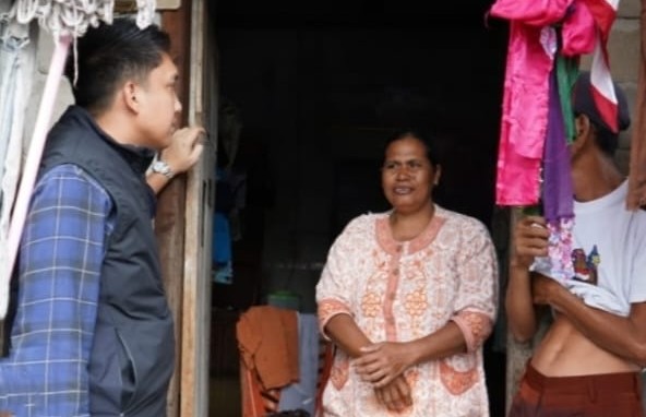 Bupati Panca Wijaya Tinjau dan Berikan Bantuan Kepada Warga Yang Terdampak Banjir Bupati Panca Wijaya Tinjau dan Berikan Bantuan Kepada Warga Yang Terdampak Banjir
