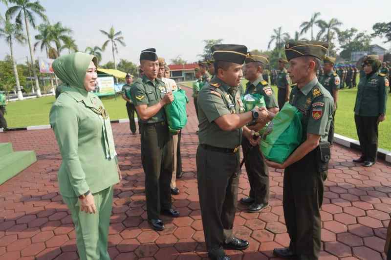 Kesejahteraan Prioritas, Danrem bagikan Sembako untuk Kesejateraan Anggotanya Kesejahteraan Prioritas, Danrem bagikan Sembako untuk Kesejateraan Anggotanya